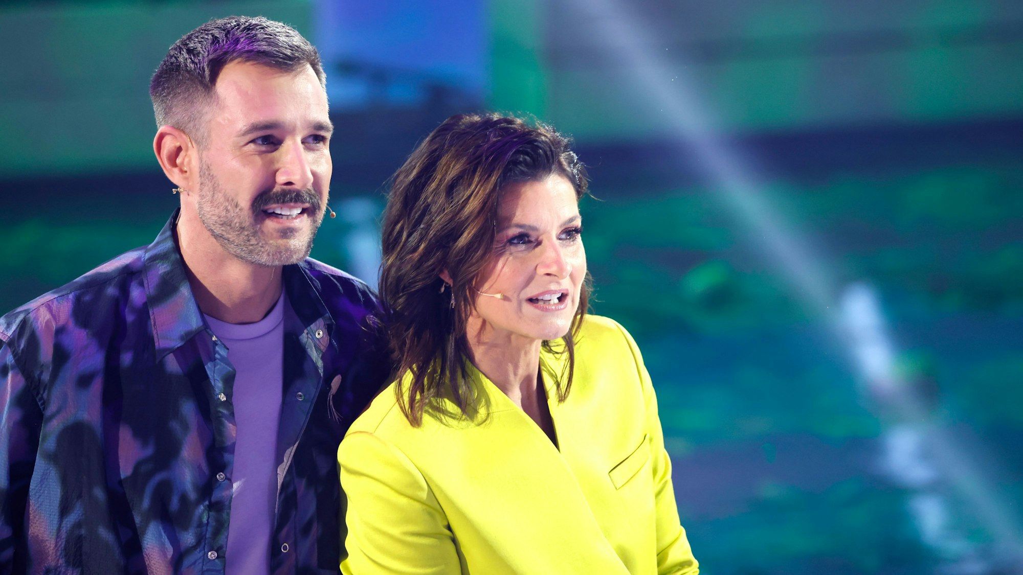 Die Moderatoren Jochen Schropp und Marlene Lufen stehen beim Auftakt zur neuen Staffel der Sat.1-Fernsehshow Promi Big Brother 2022 im Fernsehstudio in Köln.
