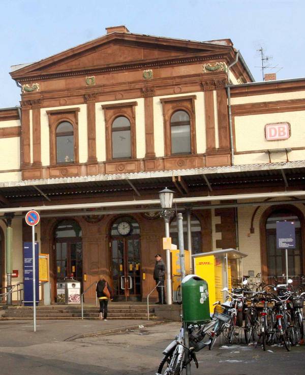 Polizeikräfte stehen vor dem Bahnhof in Düren.