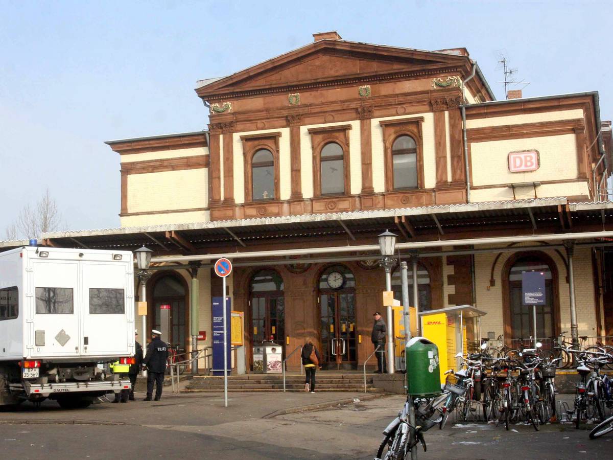 Polizeikräfte stehen vor dem Bahnhof in Düren.