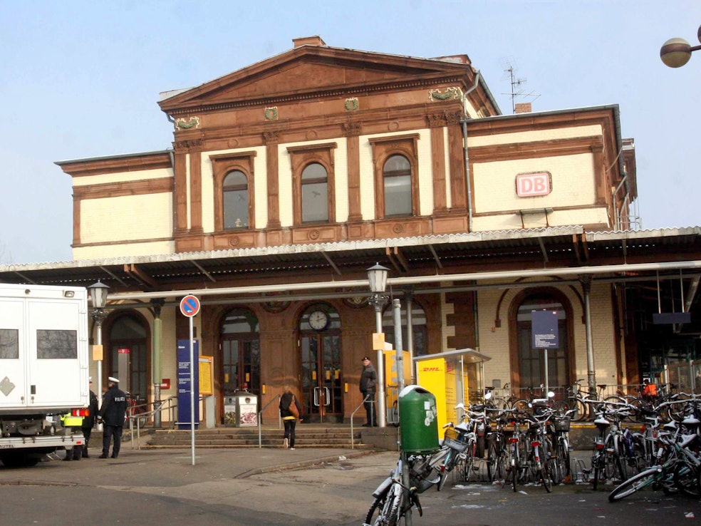 Polizeikräfte stehen vor dem Bahnhof in Düren.