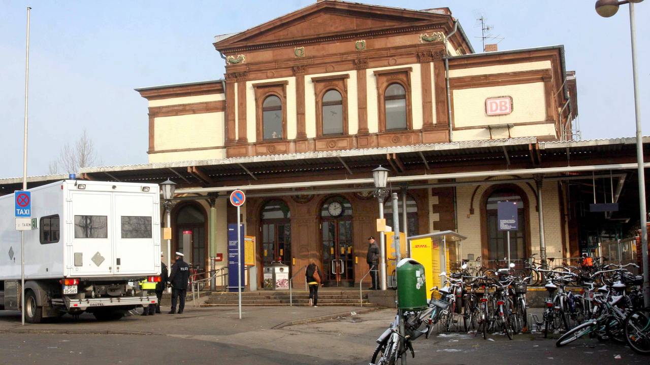 Polizeikräfte stehen vor dem Bahnhof in Düren.