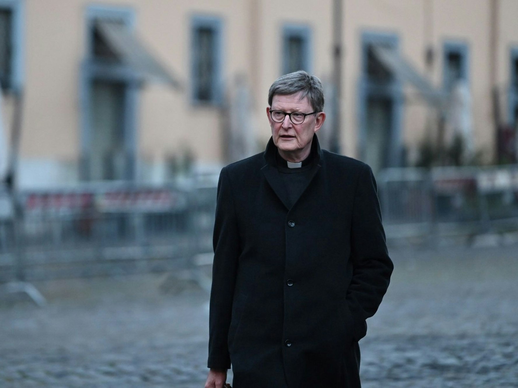 Der Erzbischof von Köln, Kardinal Rainer Maria Woelki, läuft in den Vatikan.