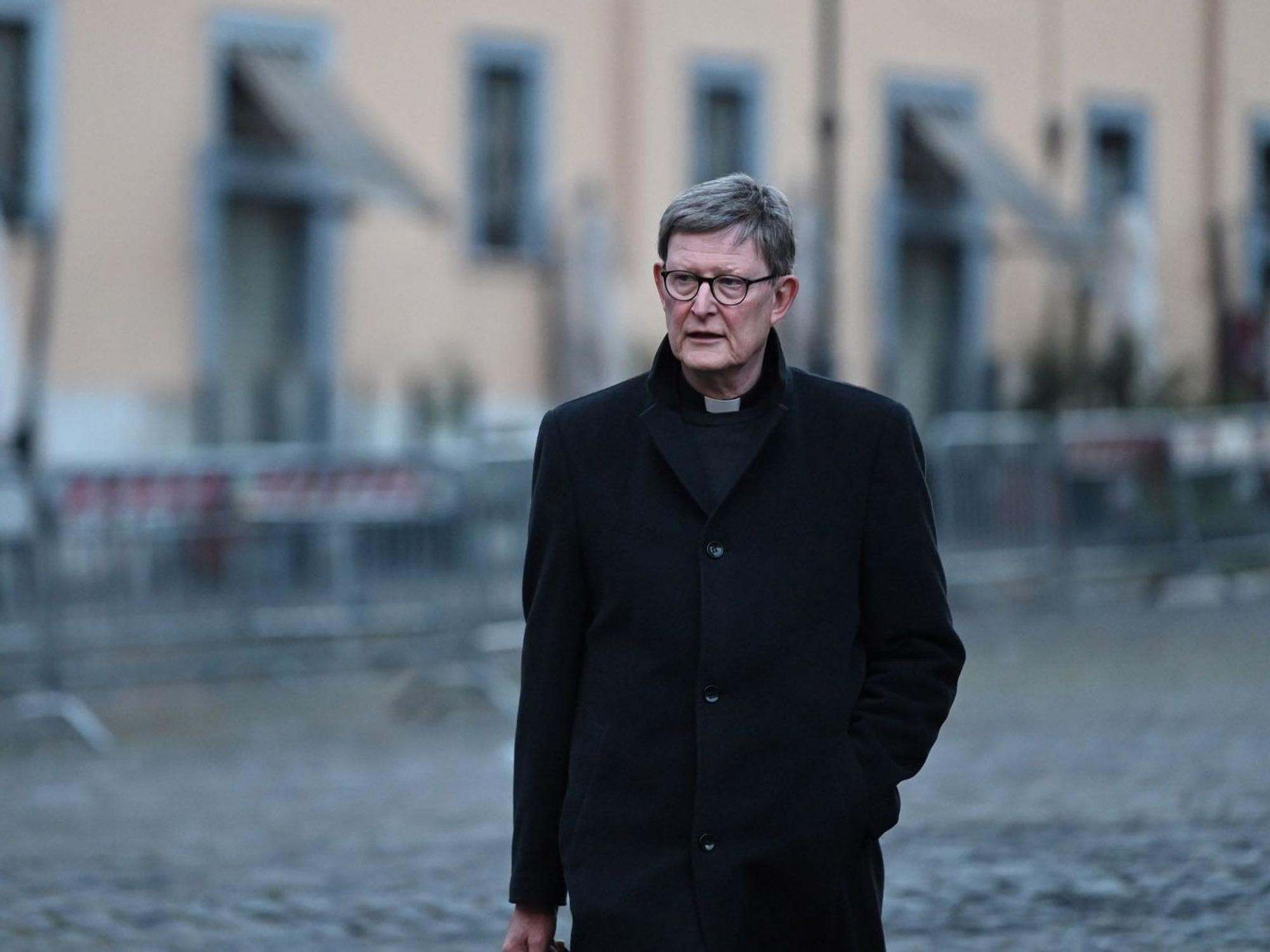 Der Erzbischof von Köln, Kardinal Rainer Maria Woelki, läuft in den Vatikan.