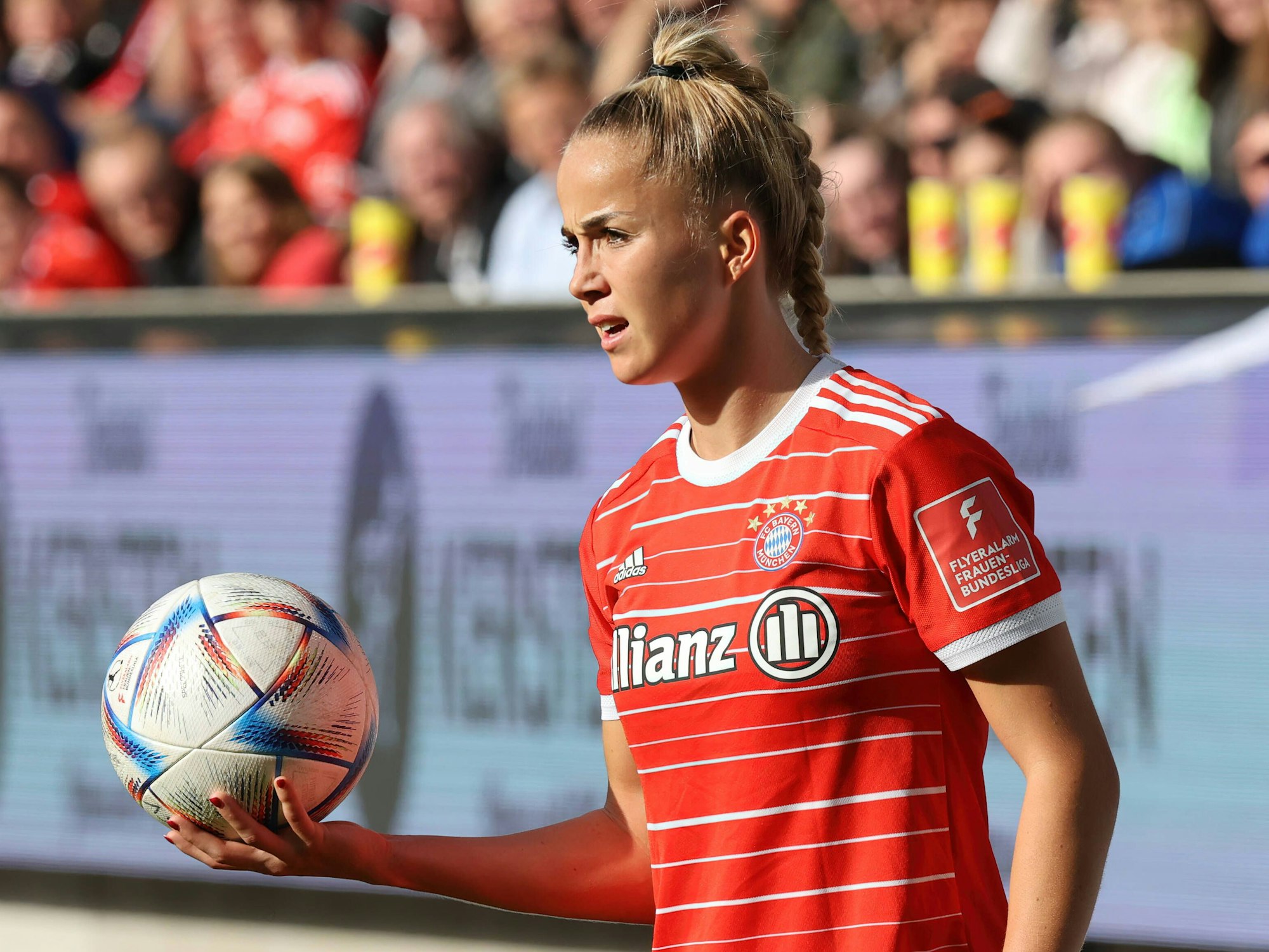 Giulia Gwinn (FC Bayern) beim Einwurf.