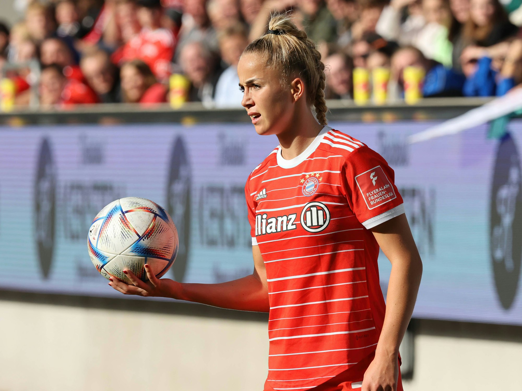 Bayern-Star Giulia Gwinn steht an der Seitenlinie bereits zum Einwurf.