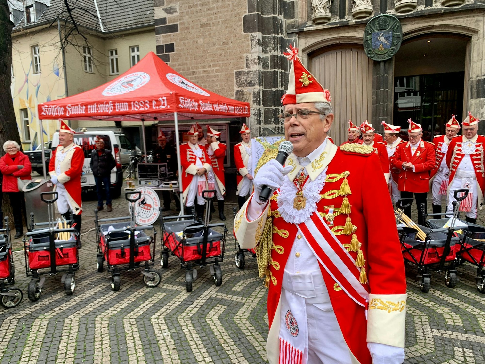 Funken-Präsident Heinz-Günther Hunold am Mikrofon.