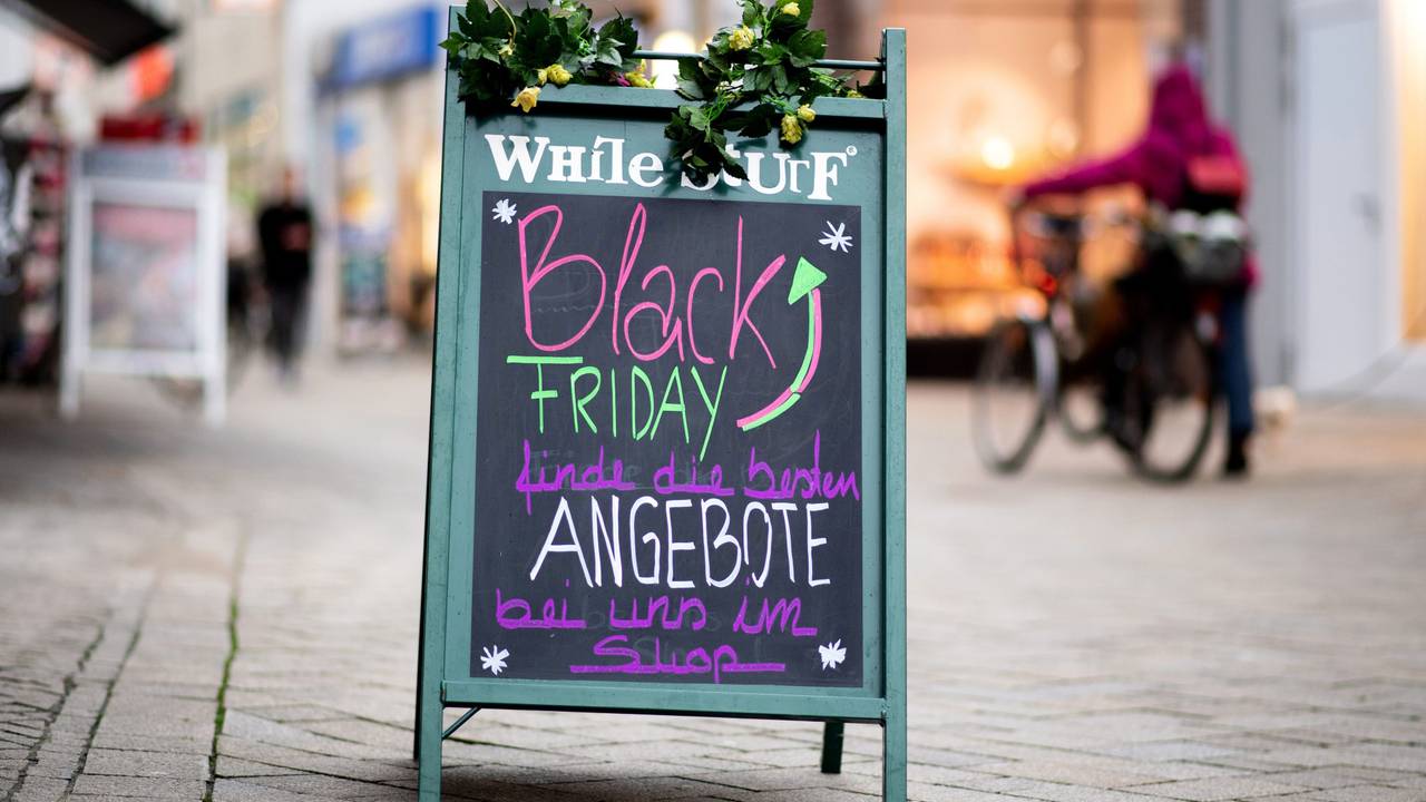 Ein Schild mit der Aufschrift „Black Friday Angebote“ steht vor einem Geschäft.