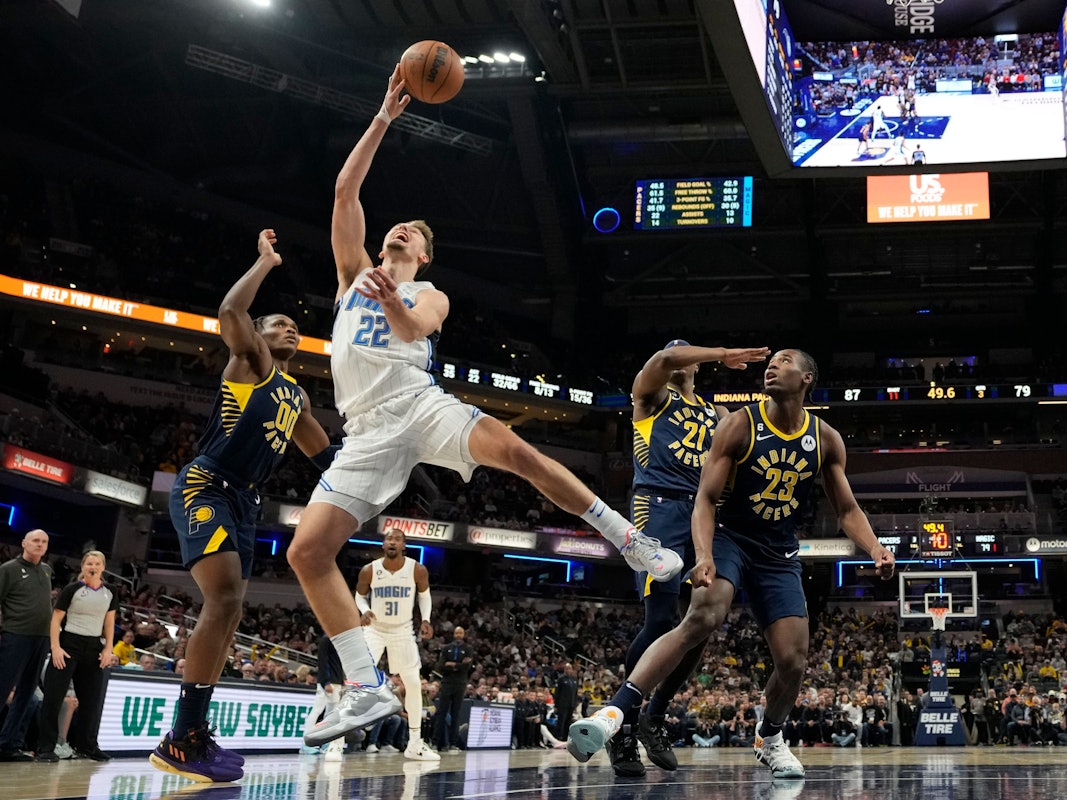 Orlandos Franz Wagner (2. v. l.) versucht einen Wurf zu erzielen, Indianas Bennedict Mathurin (l.) kann nur zuschauen.