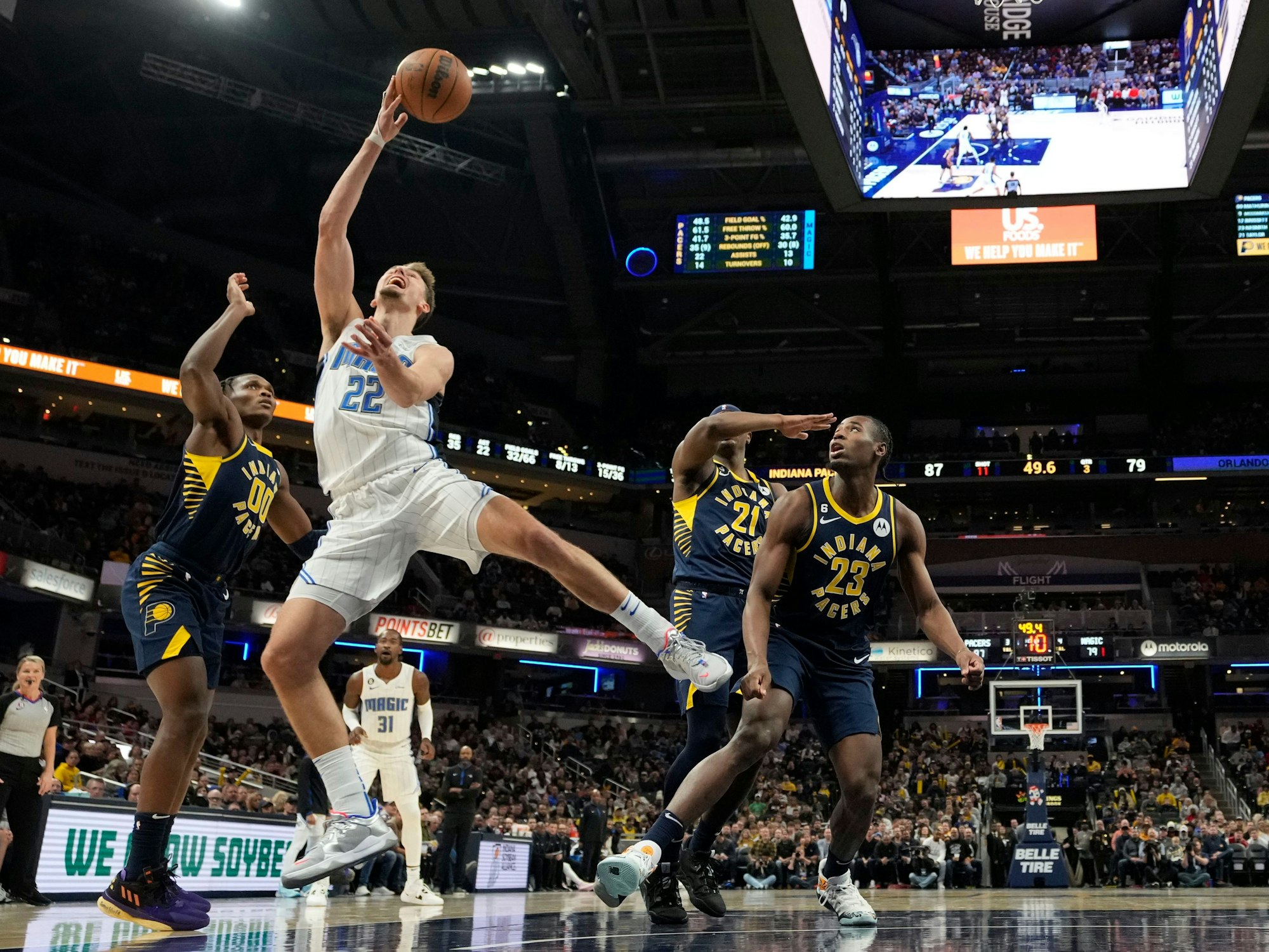Orlandos Franz Wagner (2. v. l.) versucht einen Wurf zu erzielen, Indianas Bennedict Mathurin (l.) kann nur zuschauen.