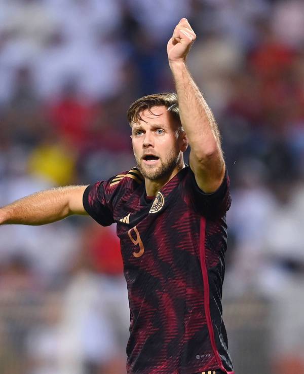 Niclas Füllkrug, hier am 16. November 2022 im DFB-Trikot, streckt den linken Arm nach oben.