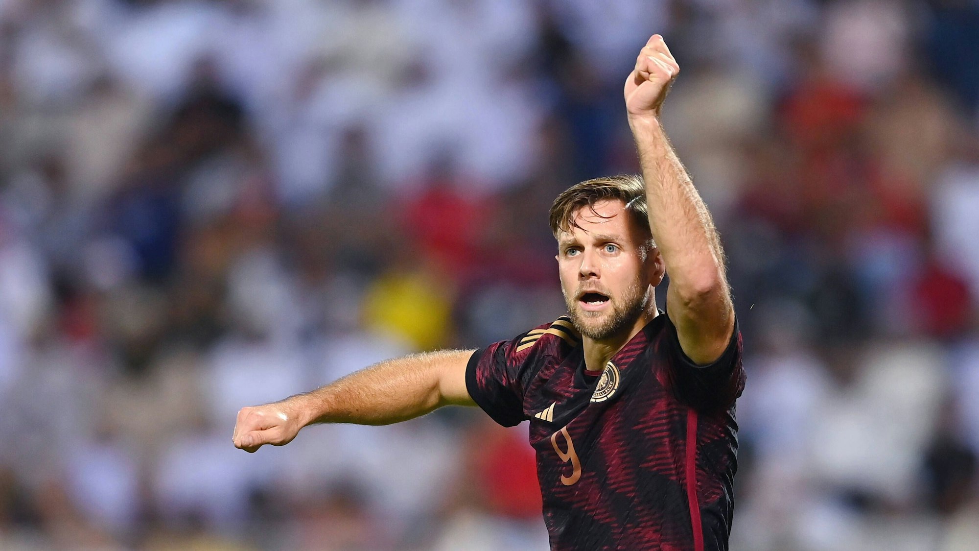 Niclas Füllkrug, hier am 16. November 2022 im DFB-Trikot, streckt den linken Arm nach oben.