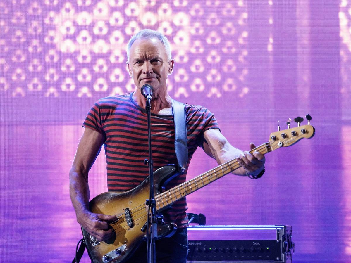 Der britische Musiker Sting steht bei der Eröffnung des Reeperbahn-Festivals auf der Bühne des Stage Operettenhauses.