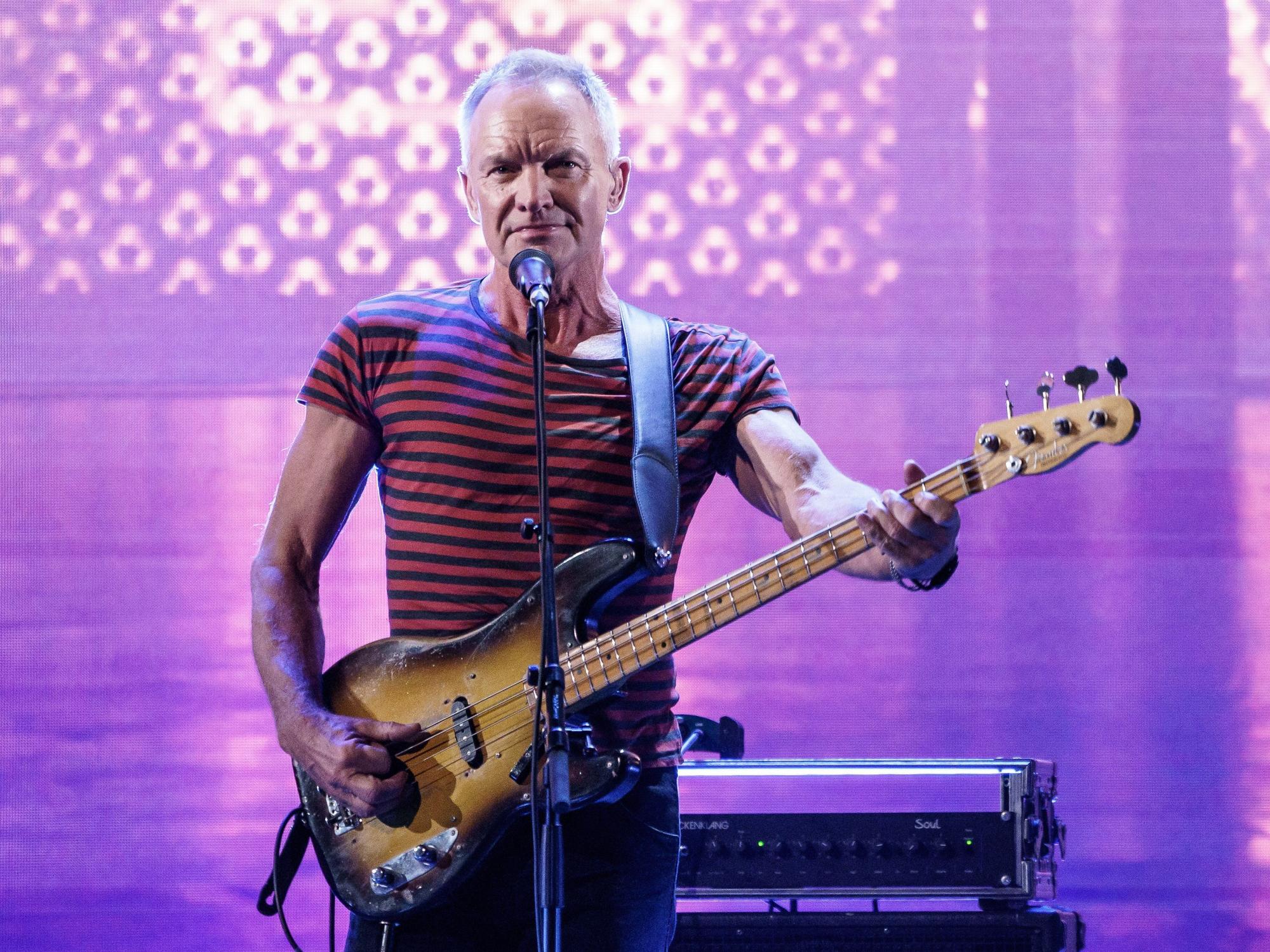 Der britische Musiker Sting steht bei der Eröffnung des Reeperbahn-Festivals auf der Bühne des Stage Operettenhauses.