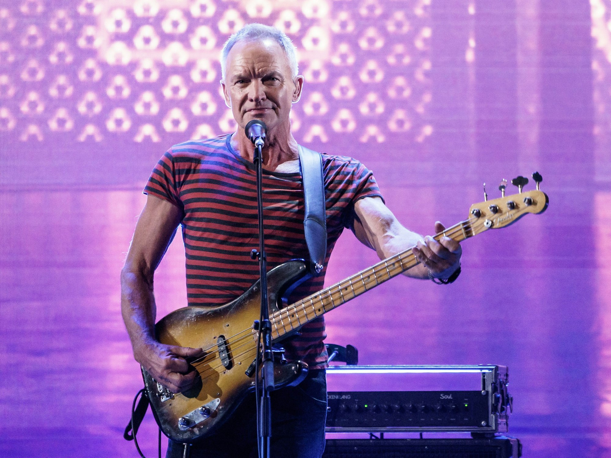 Der britische Musiker Sting steht bei der Eröffnung des Reeperbahn-Festivals auf der Bühne des Stage Operettenhauses.