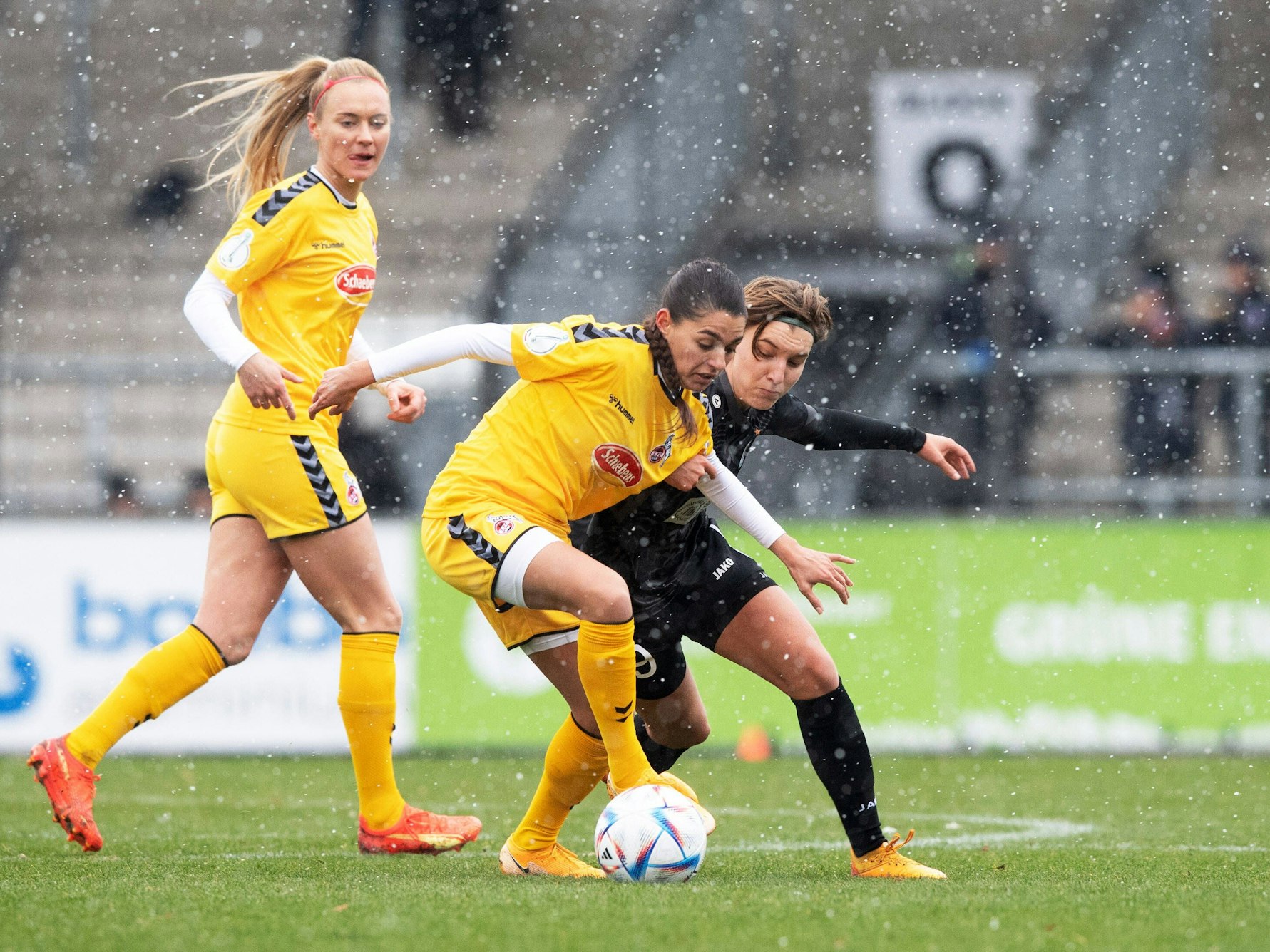 Manjou Wilde im Zweikampf mit Pauline Deutsch.