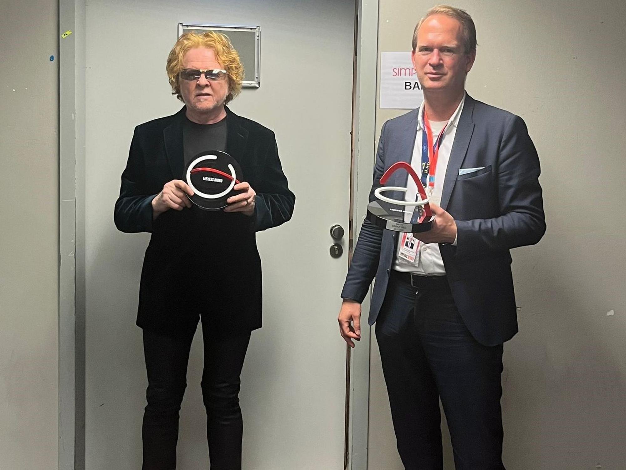 Stefan Löcher mit Mick Hucknall.