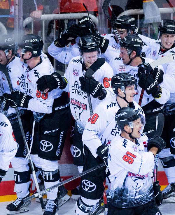 Die Kölner bejubeln das Siegtor zum 4:3 durch Jason Bast (verdeckt) nach Verlängerung in Düsseldorf.