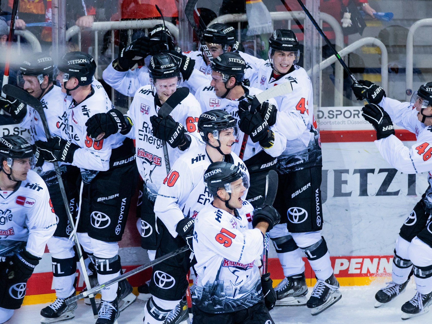 Die Kölner bejubeln das Siegtor zum 4:3 durch Jason Bast (verdeckt) nach Verlängerung in Düsseldorf.
