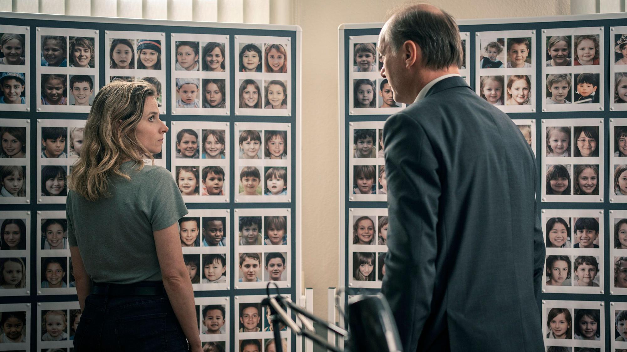Karin Gorniak (Karin Hanczewski) und Schnabel (Martin Brambach) betrachten die Fotos der vermissten Kinder im „Tatort: Katz und Maus“ und suchen einen Zusammenhang zur Entführung der Journalistin Brigitte Burkhard.