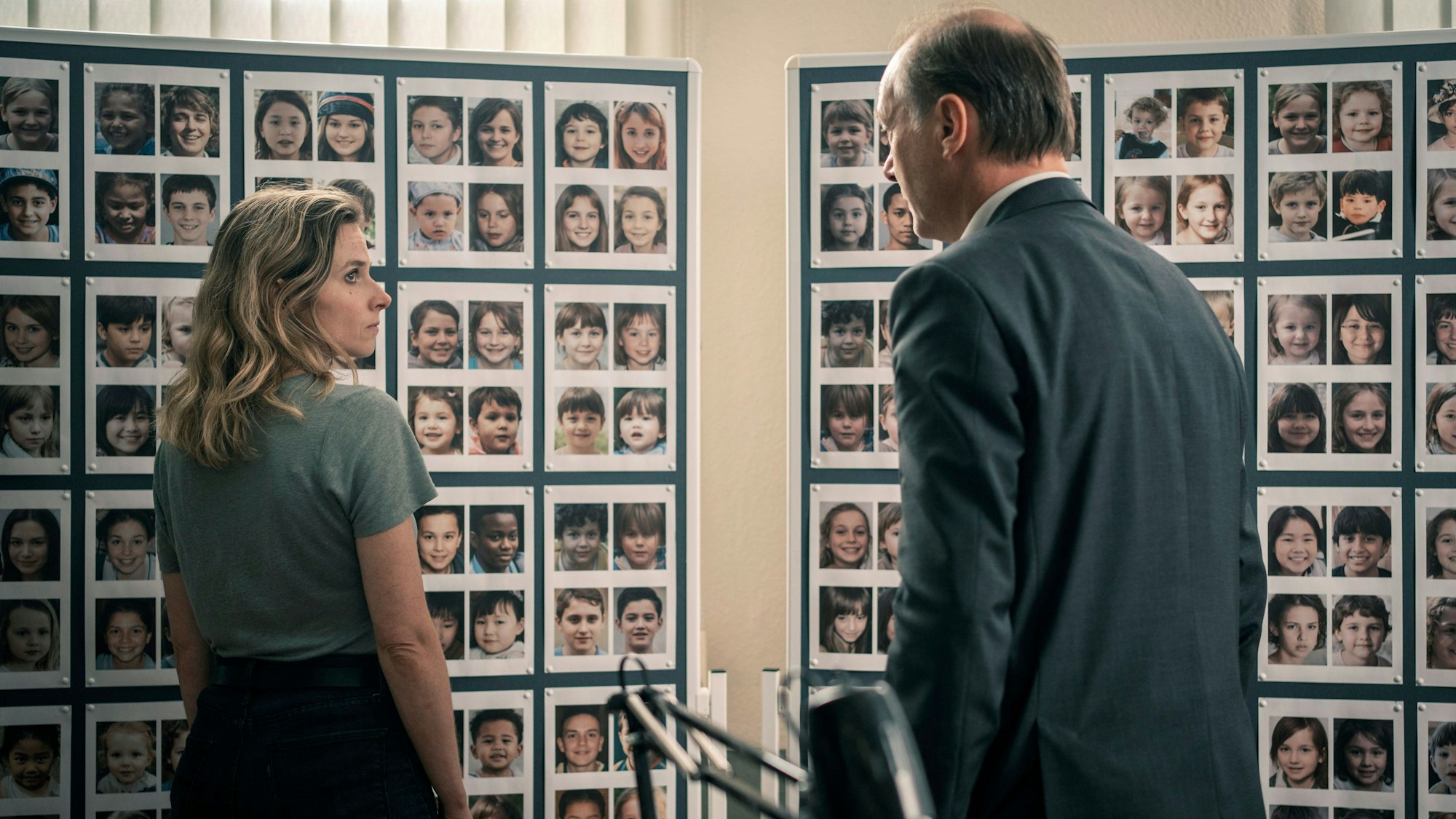 Karin Gorniak (Karin Hanczewski) und Schnabel (Martin Brambach) betrachten die Fotos der vermissten Kinder im „Tatort: Katz und Maus“ und suchen einen Zusammenhang zur Entführung der Journalistin Brigitte Burkhard.