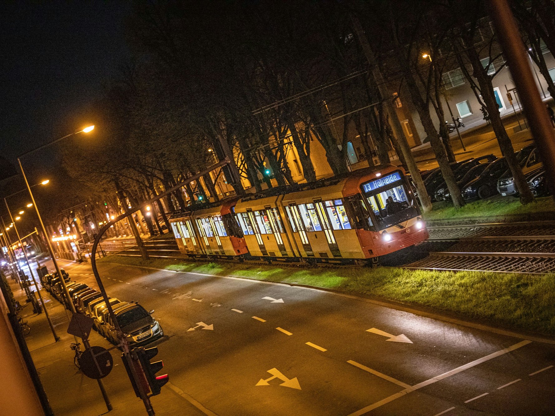 Eine Stadtbahn der KVB (Kölner Verkehrsbetriebe) ist um kurz nach Mitternacht auf der Straße „Sülzgürtel“ unterwegs.