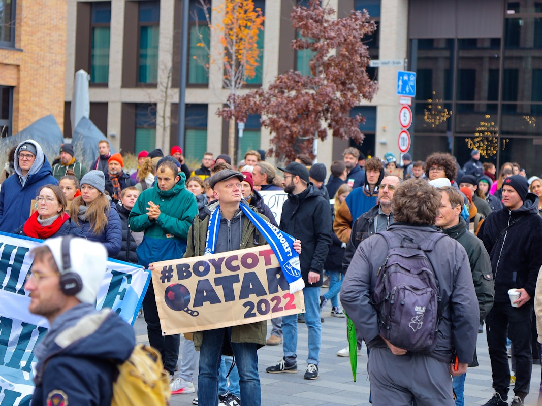 Demo gegen die WM in Katar auf dem Barmer Platz in Köln.