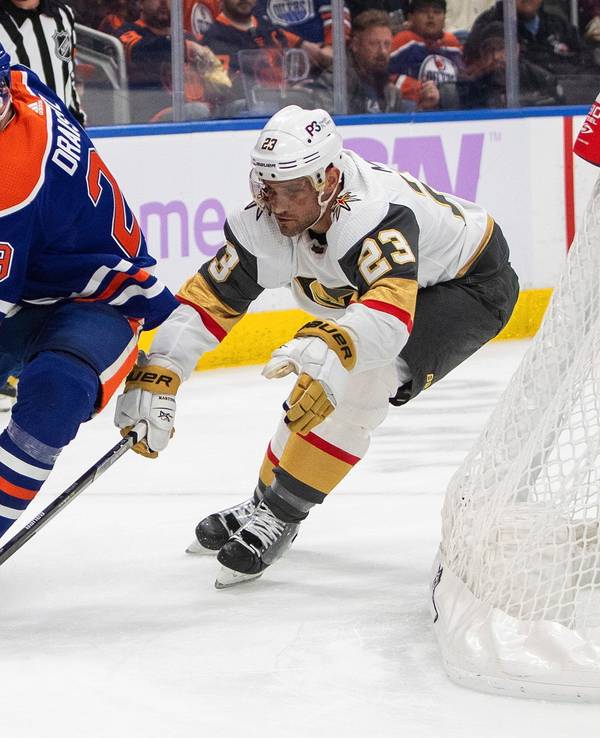 Oilers-Star Leon Draisaitl (l.) wird verfolgt von Alec Martinez.