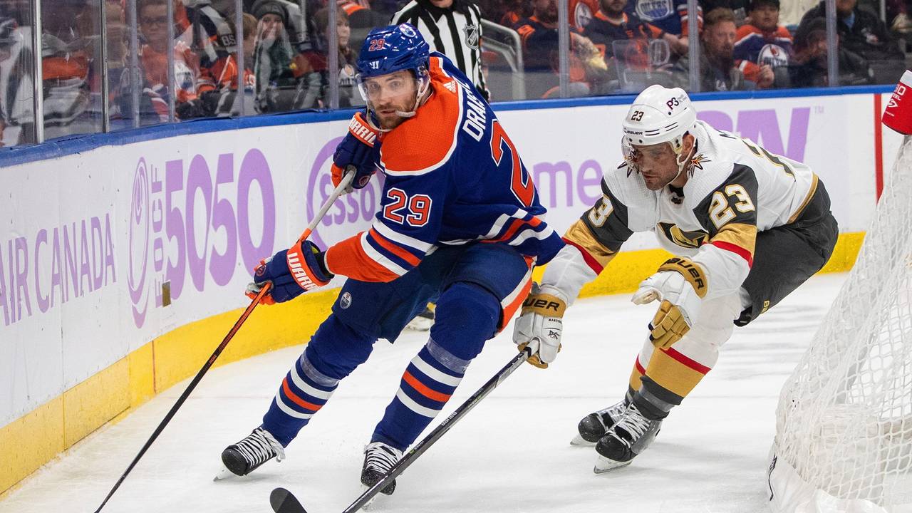 Oilers-Star Leon Draisaitl (l.) wird verfolgt von Alec Martinez.