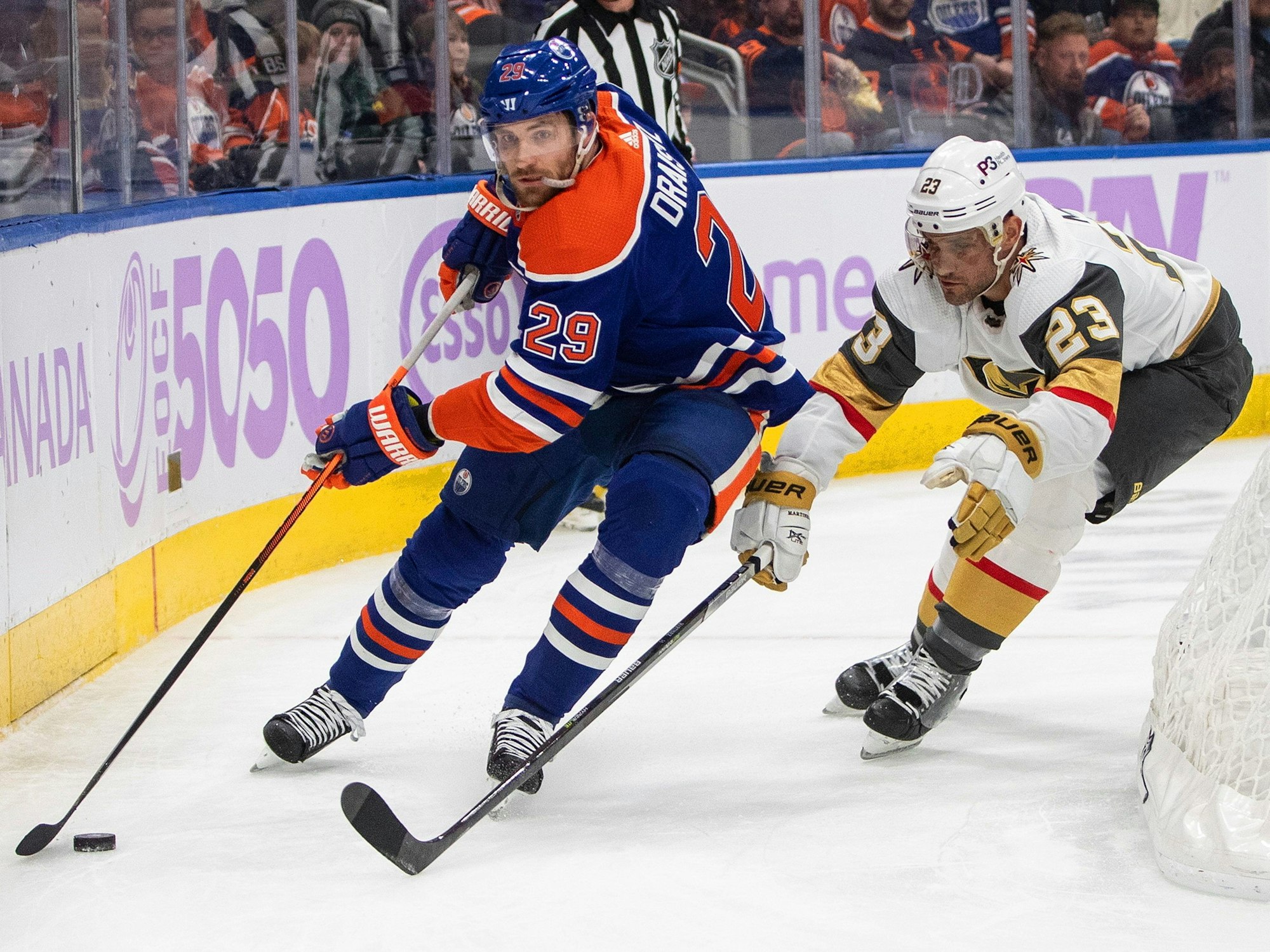 Oilers-Star Leon Draisaitl (l.) wird verfolgt von Alec Martinez.