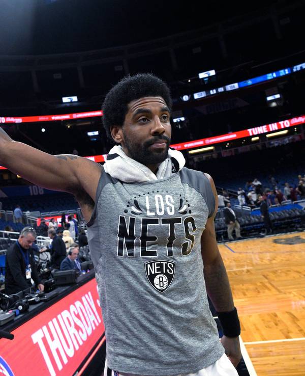 Kyrie Irving zeigt ein Peace-Zeichen mit seiner Hand in Richtung Fans.