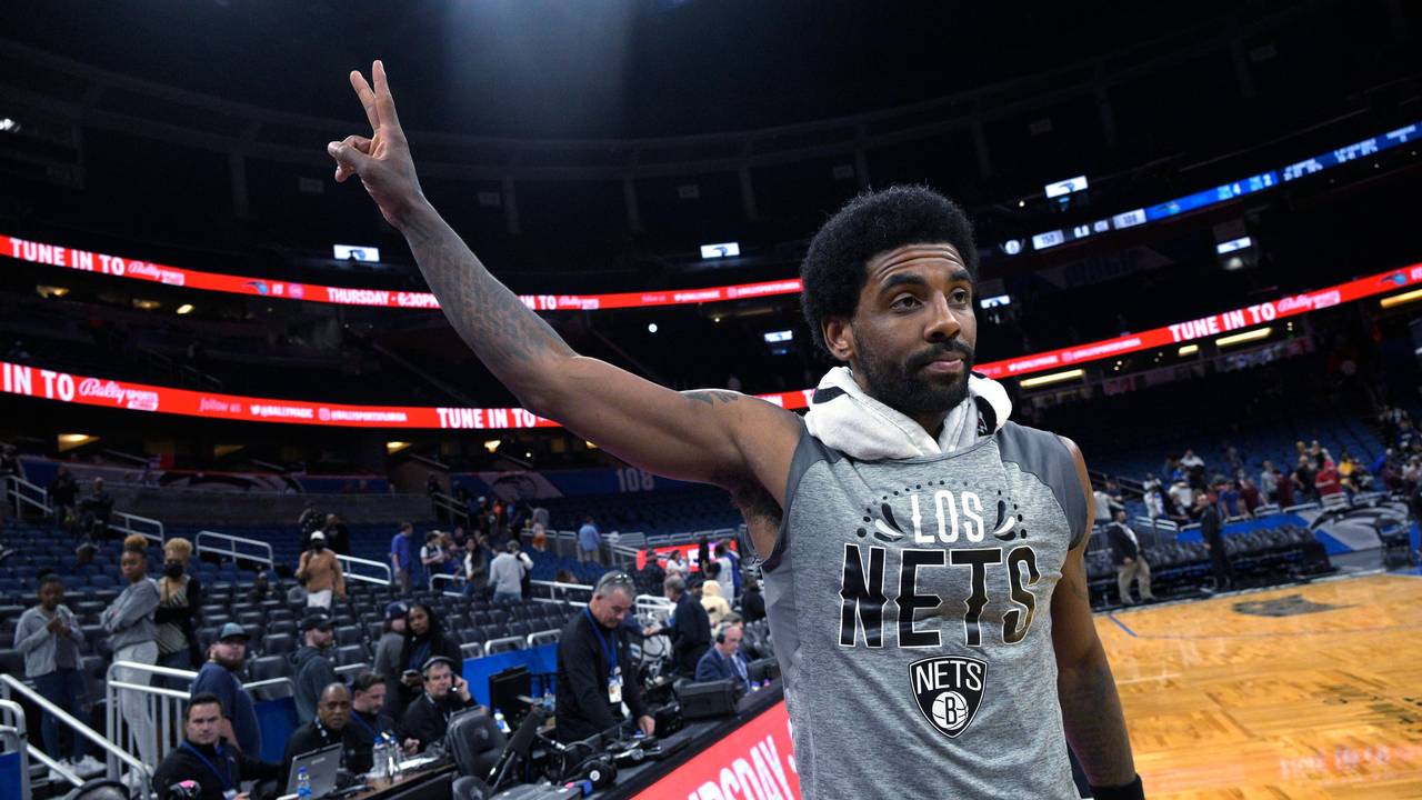 Kyrie Irving zeigt ein Peace-Zeichen mit seiner Hand in Richtung Fans.