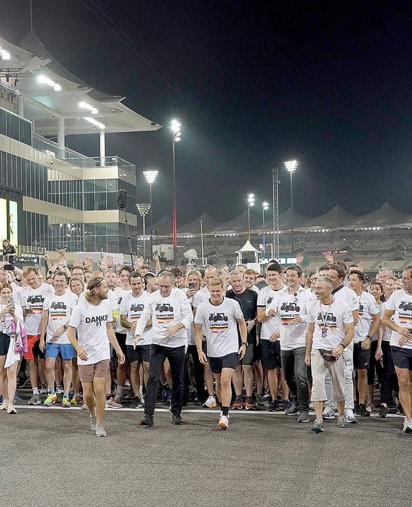 Sebastian Vettel sowie zahlreiche Kollegen und Freunde an der Ziellinie auf der Strecke in Abu Dhabi.