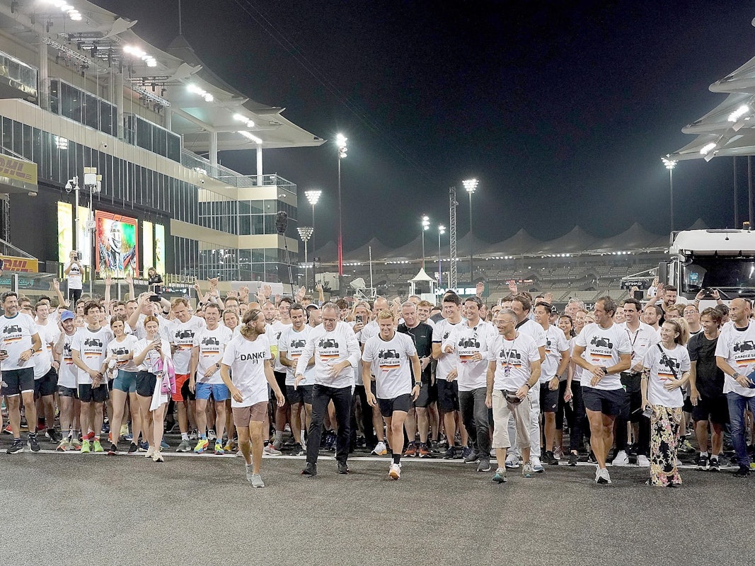 Sebastian Vettel sowie zahlreiche Kollegen und Freunde an der Ziellinie auf der Strecke in Abu Dhabi.