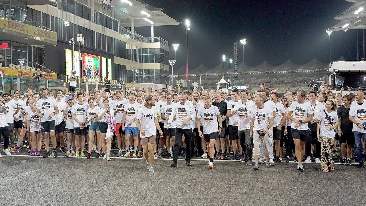 Sebastian Vettel sowie zahlreiche Kollegen und Freunde an der Ziellinie auf der Strecke in Abu Dhabi.