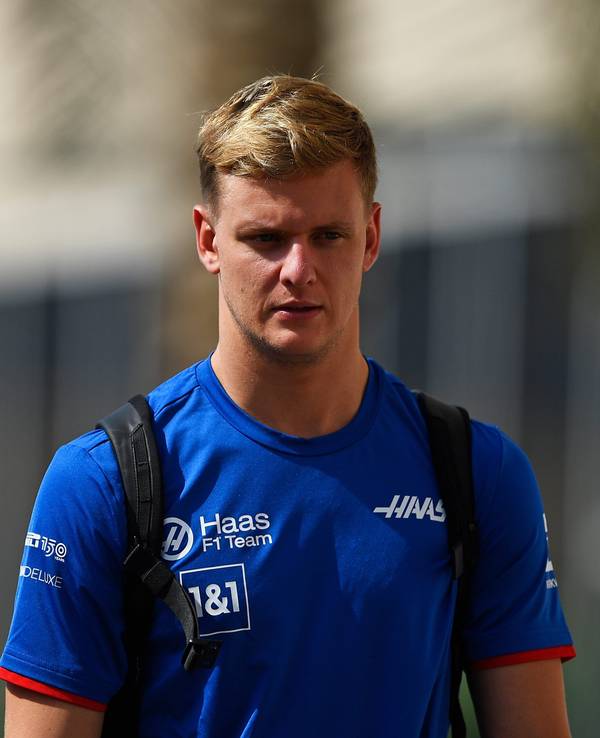 Mick Schumacher auf dem Weg zum Fahrerlager.