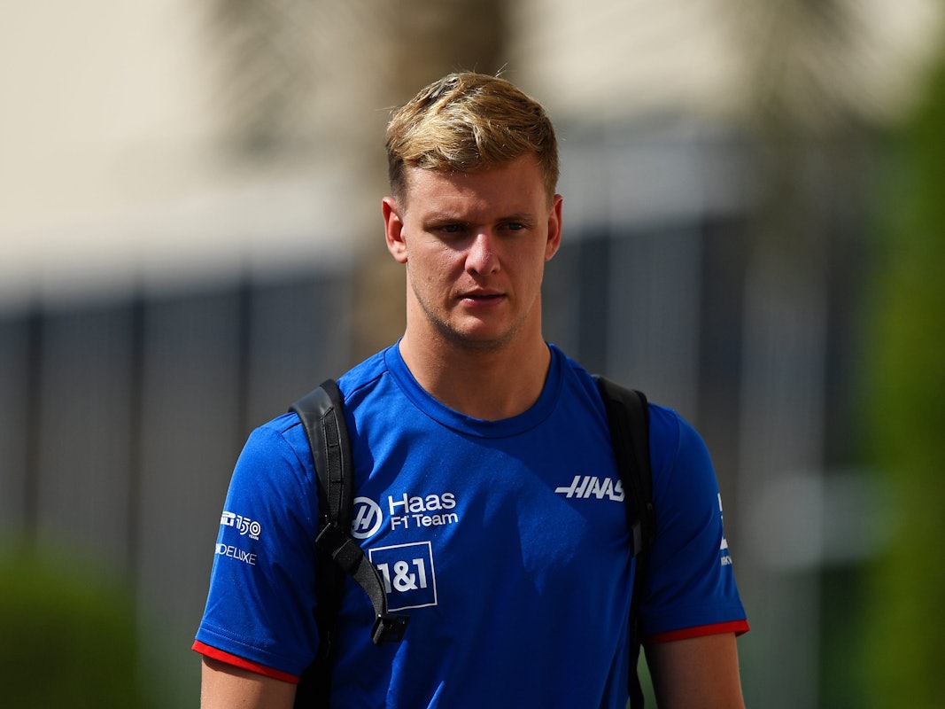 Mick Schumacher auf dem Weg zum Fahrerlager.