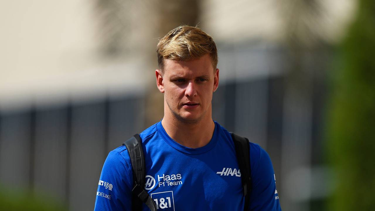 Mick Schumacher auf dem Weg zum Fahrerlager.