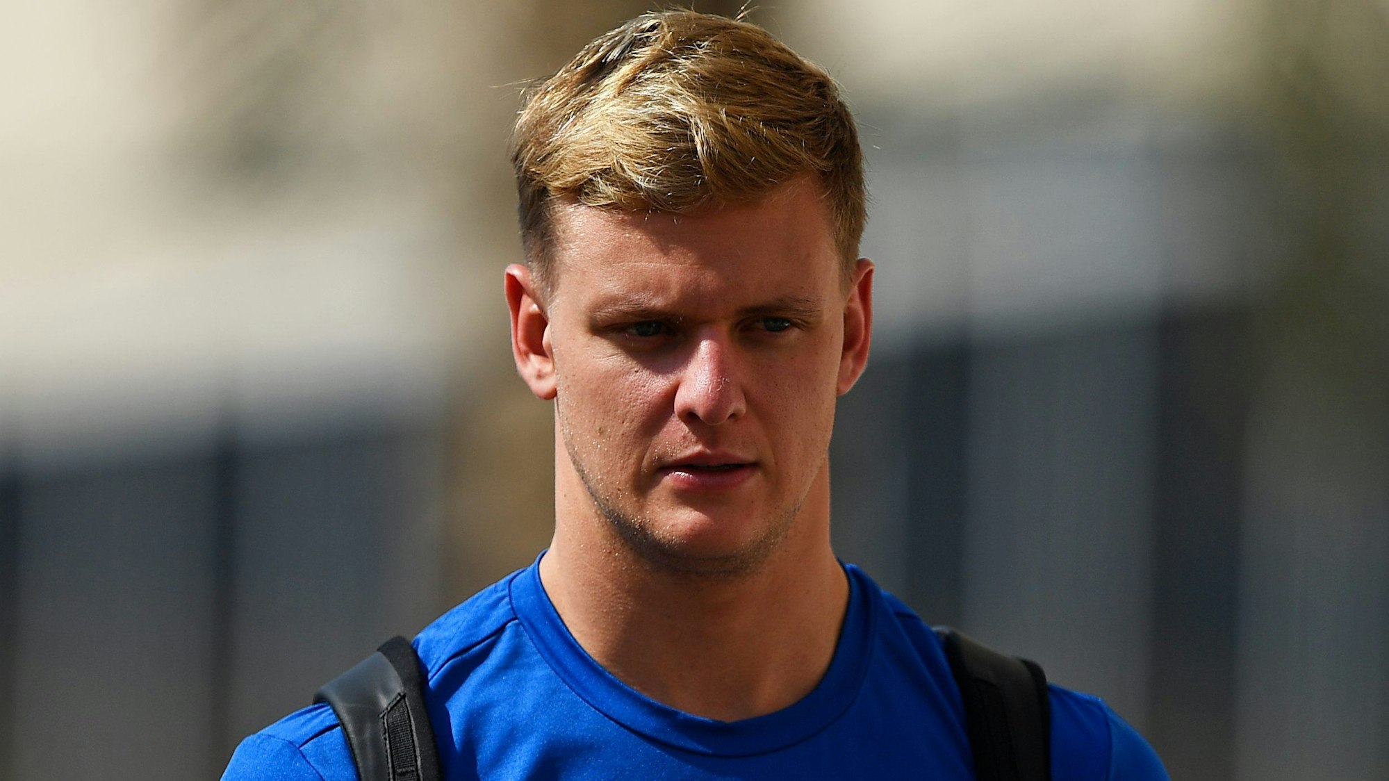 Mick Schumacher auf dem Weg zum Fahrerlager.