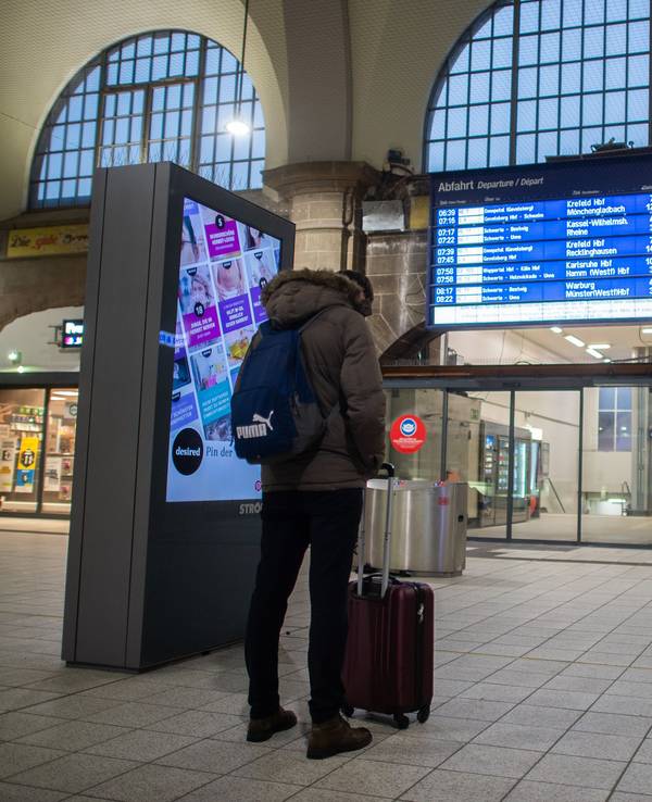 Ein Mann steht im Hagener Hauptbahnhof vor der Anzeigetafel.