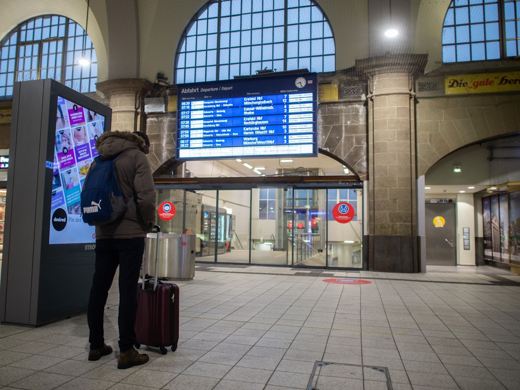 Ein Mann steht im Hagener Hauptbahnhof vor der Anzeigetafel.
