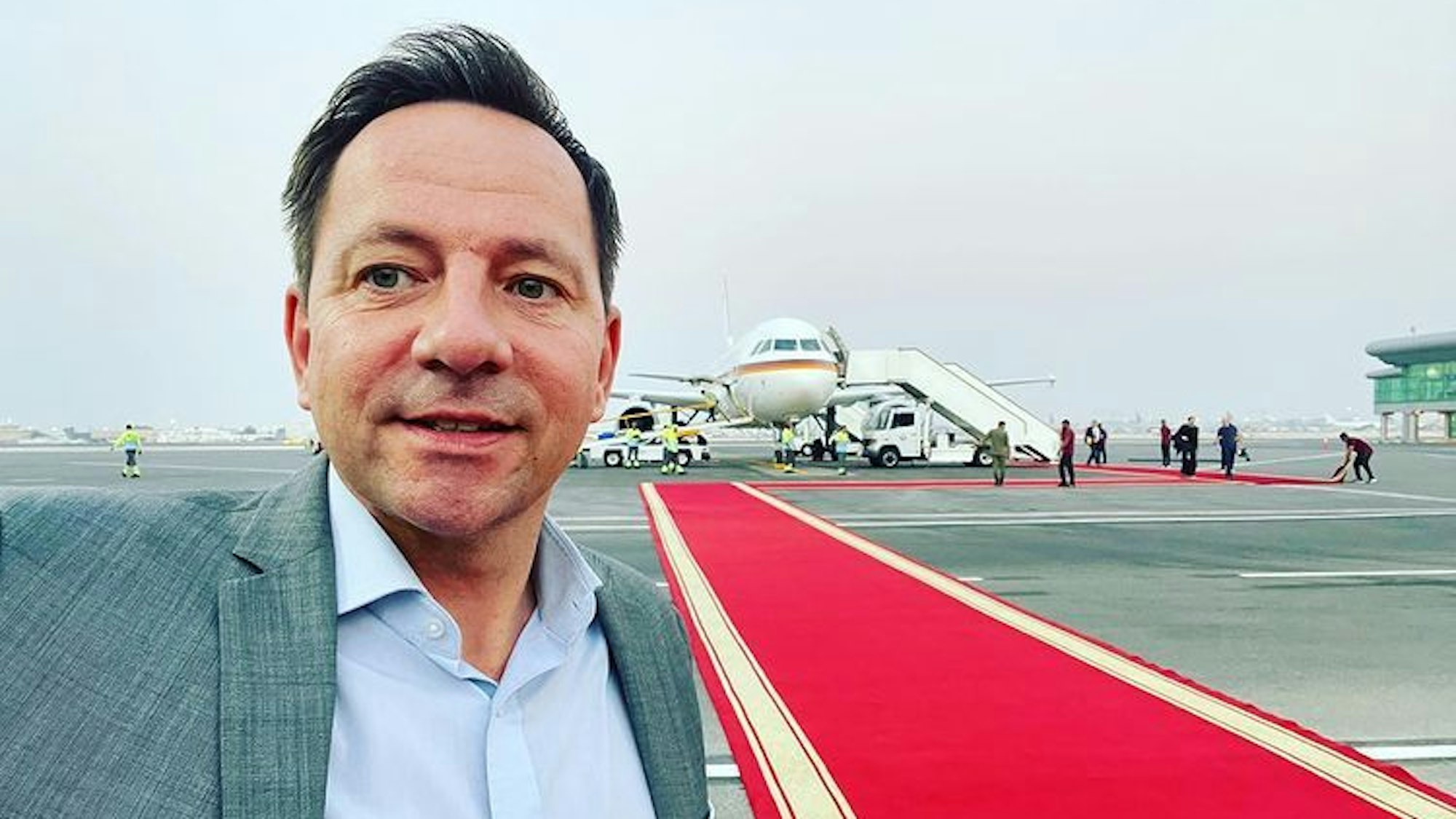 RTL-Reporter Timo Latsch posiert am 1. November 2022 auf einer Flughafen-Landebahn für ein Selfie.