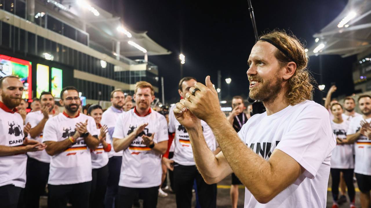 Sebastian Vettel bedankt sich klatschend bei seinem Formel-1-Team.