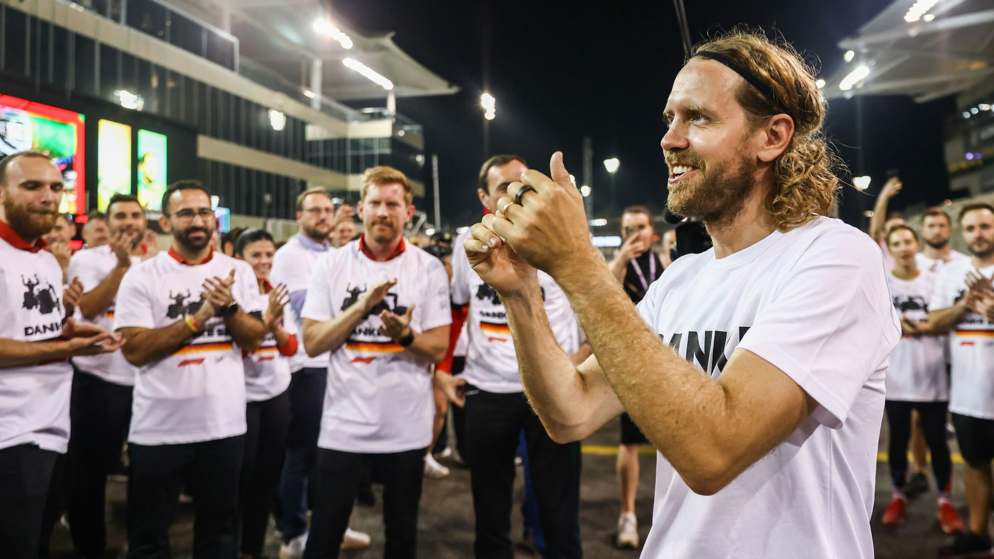 Sebastian Vettel bedankt sich klatschend bei seinem Formel-1-Team.
