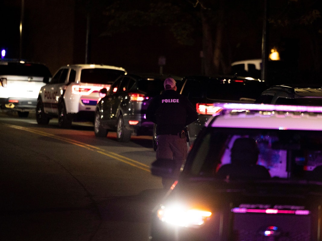 Ein Polizeibeamter geht die Culbreath Road in Charlottesville (USA) hinauf. Bei einer Gewalttat auf dem Campus der Universität von Virginia im Osten der USA hat ein Schütze drei Menschen getötet.