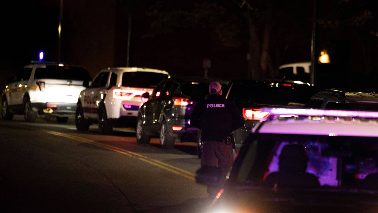 Ein Polizeibeamter geht die Culbreath Road in Charlottesville (USA) hinauf. Bei einer Gewalttat auf dem Campus der Universität von Virginia im Osten der USA hat ein Schütze drei Menschen getötet.