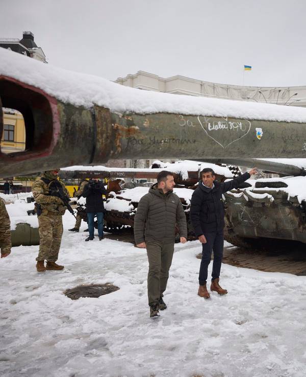 In Kyjiw zeigt Ukraines Präsident Selenskyi Englands Premierminister Rishi Sunak russische Panzer.