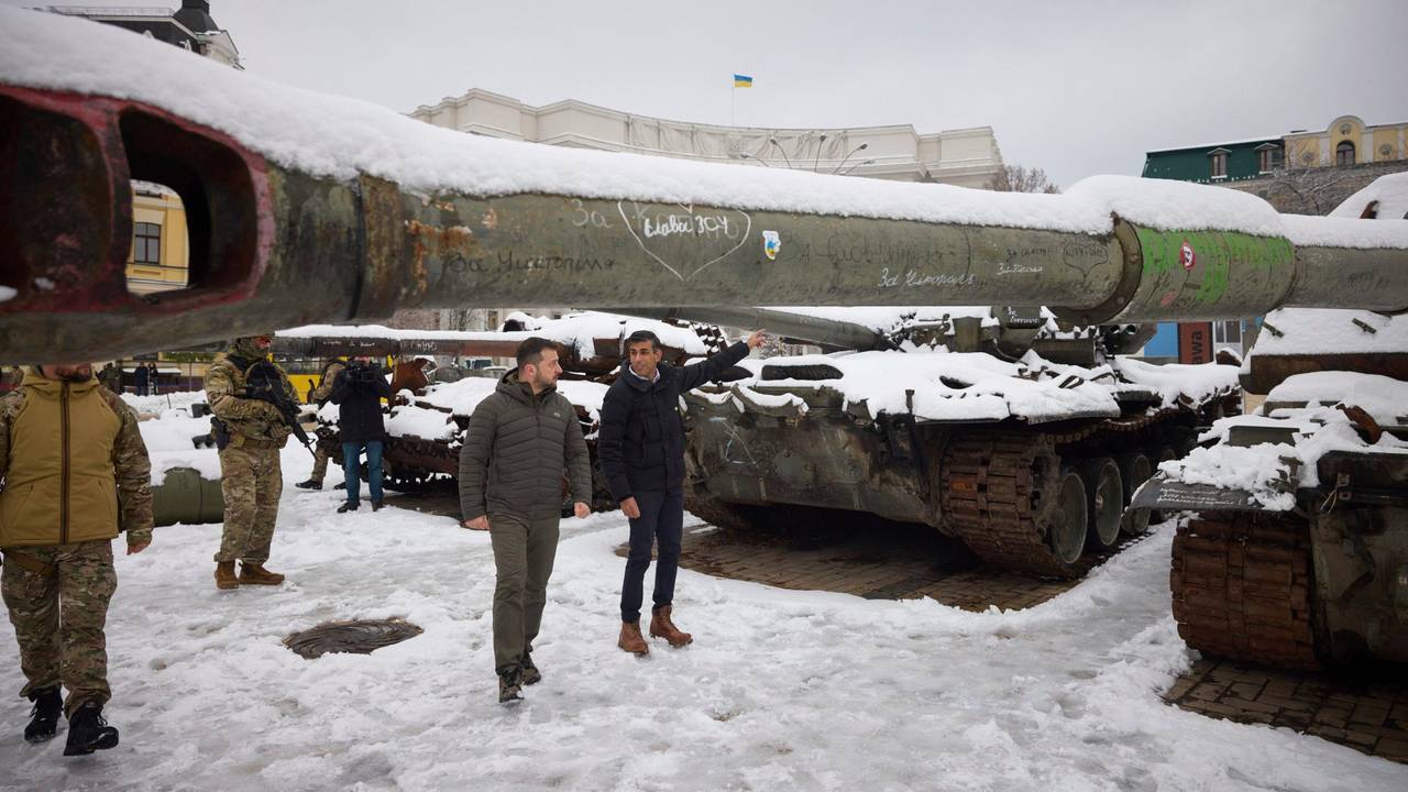In Kyjiw zeigt Ukraines Präsident Selenskyi Englands Premierminister Rishi Sunak russische Panzer.