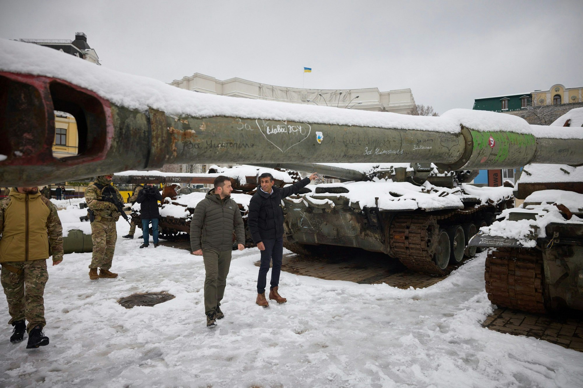 In Kyjiw zeigt Ukraines Präsident Selenskyi Englands Premierminister Rishi Sunak russische Panzer.