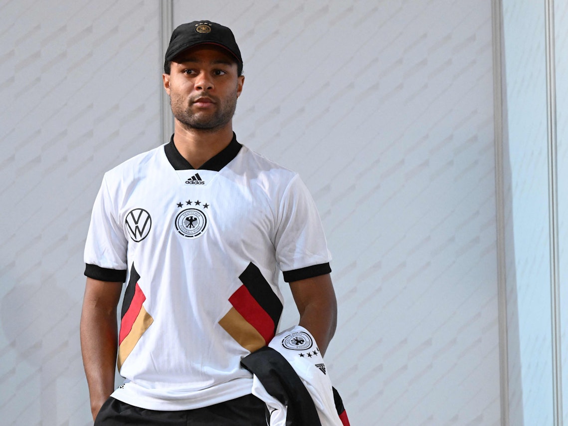 Deutschlands Serge Gnabry wartet auf seinen Auftritt bei der Pressekonferenz.