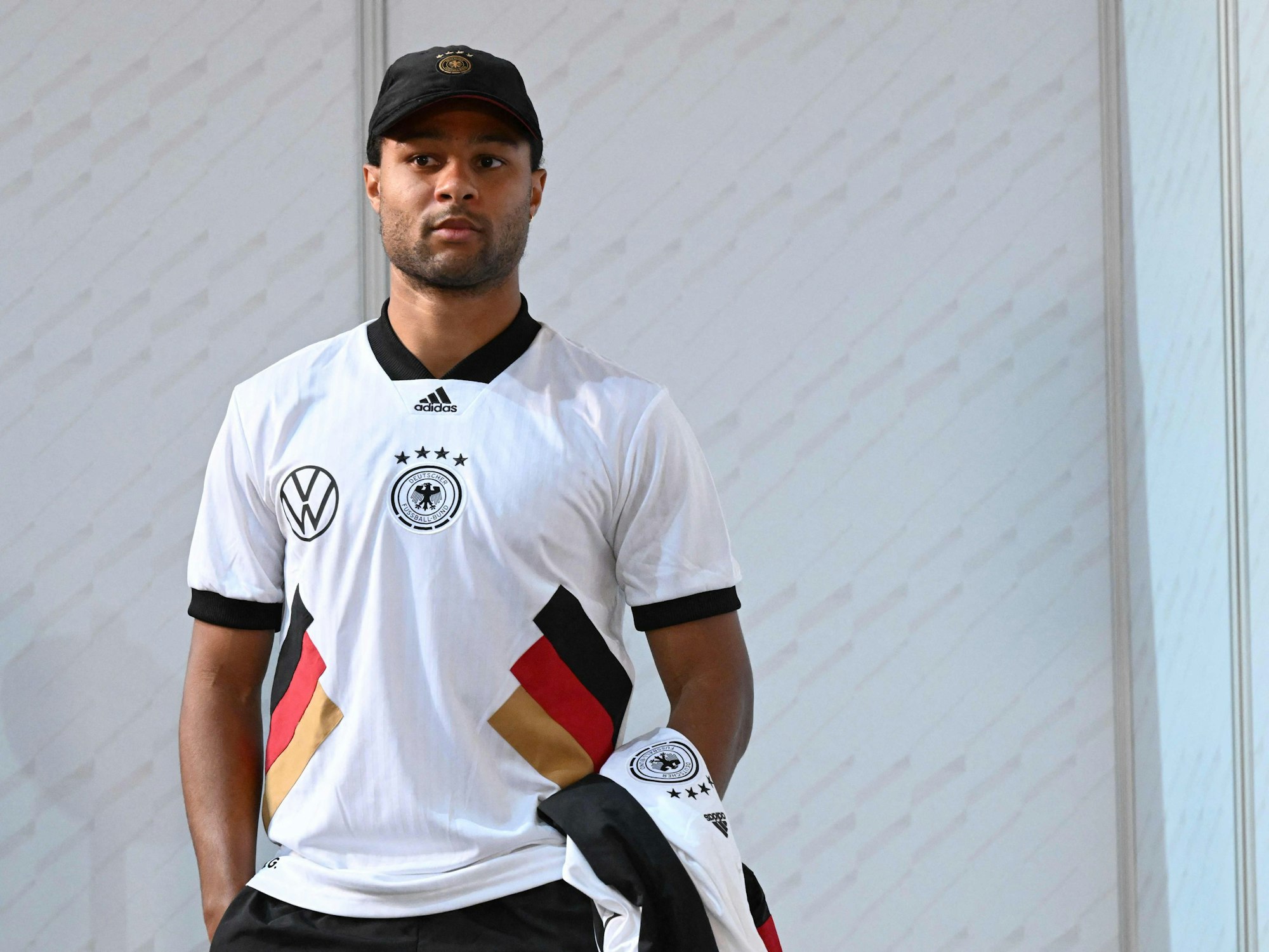 Deutschlands Serge Gnabry wartet auf seinen Auftritt bei der Pressekonferenz.